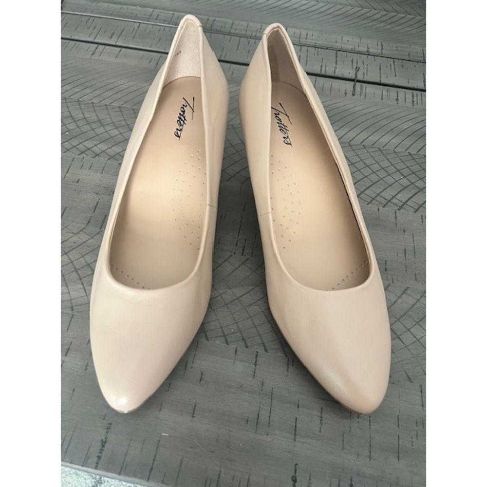 Trotters Women's Classic Nude Kitten Heel Pumps Size 10